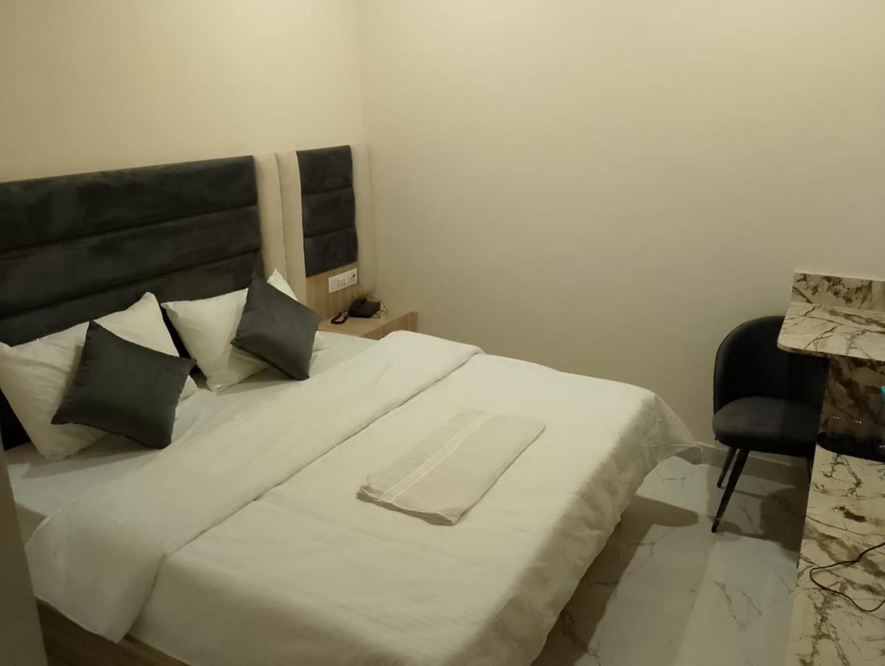 Hotel Lr Delite Inn Mathura Zewnętrze zdjęcie