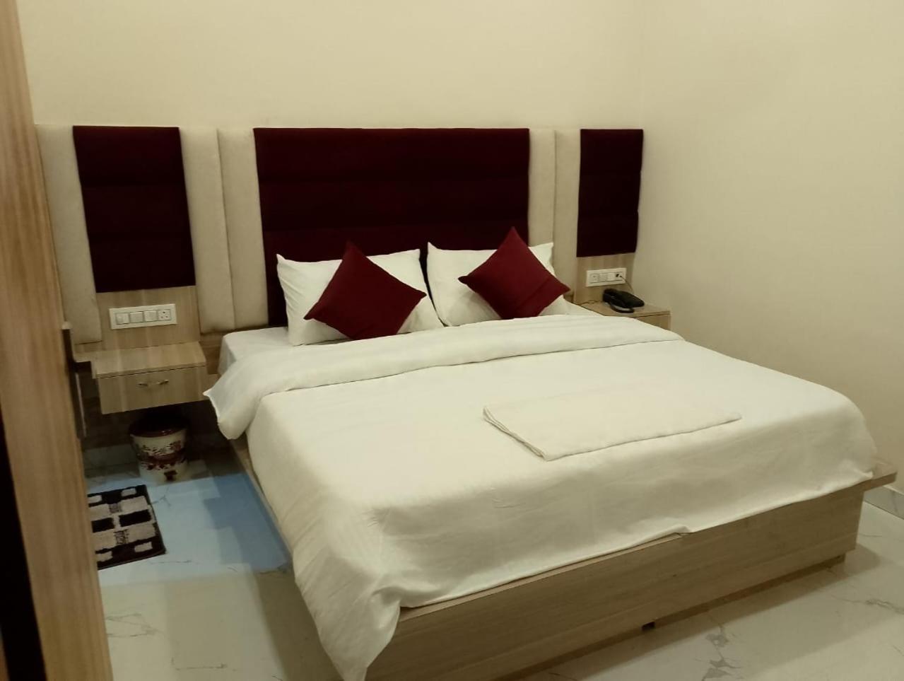Hotel Lr Delite Inn Mathura Zewnętrze zdjęcie