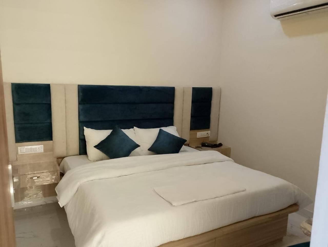 Hotel Lr Delite Inn Mathura Zewnętrze zdjęcie