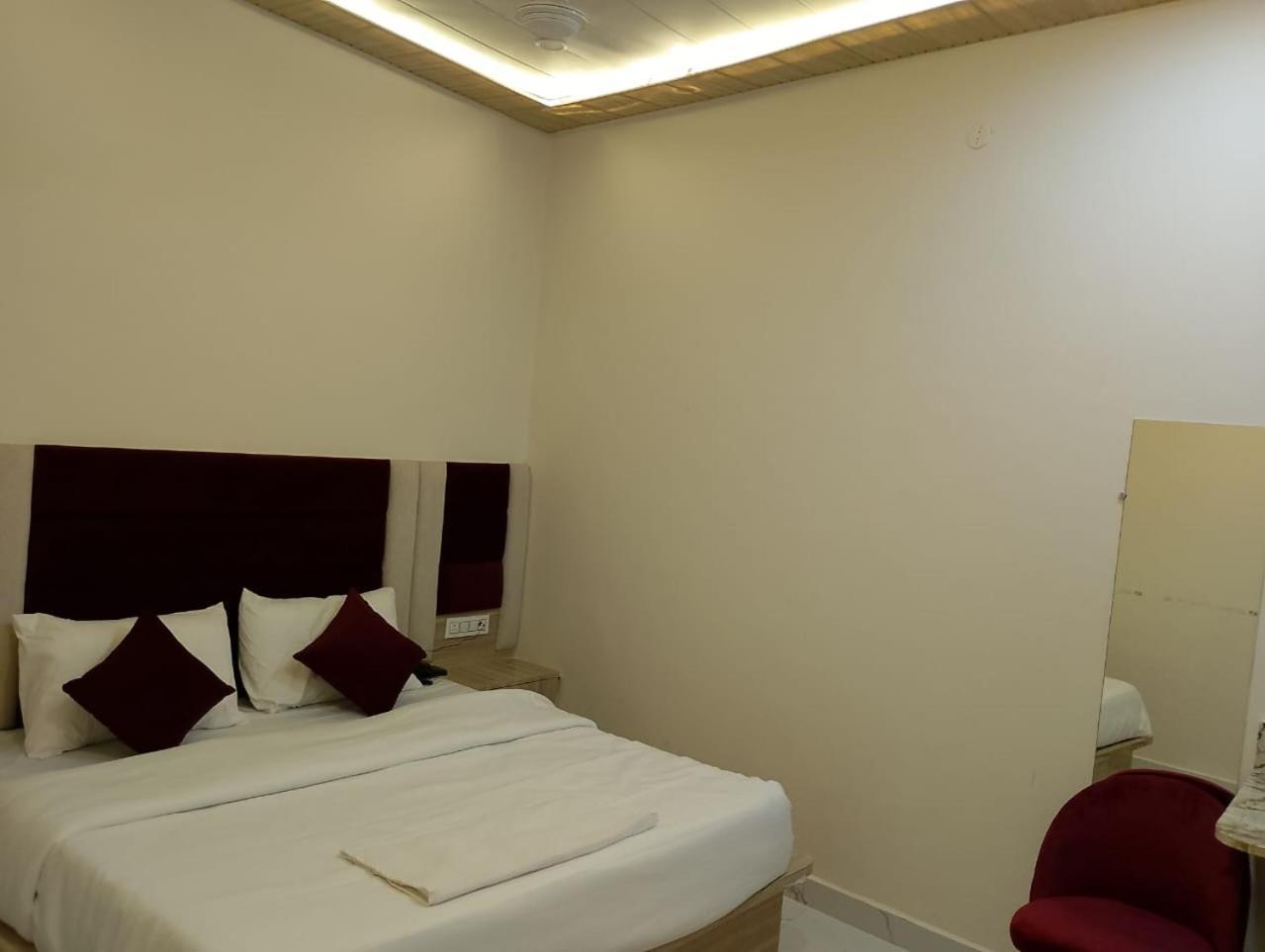 Hotel Lr Delite Inn Mathura Zewnętrze zdjęcie