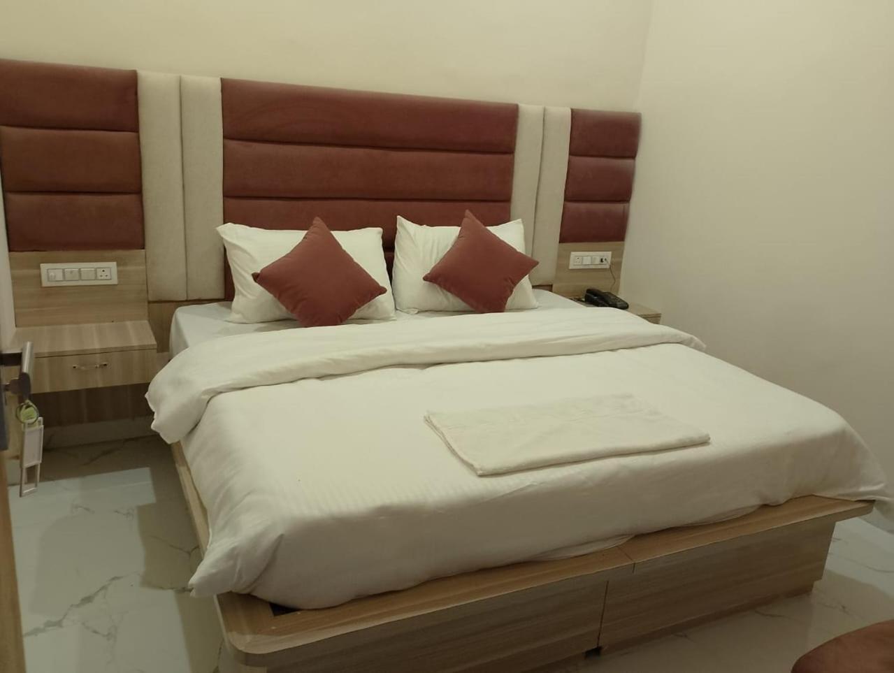 Hotel Lr Delite Inn Mathura Zewnętrze zdjęcie