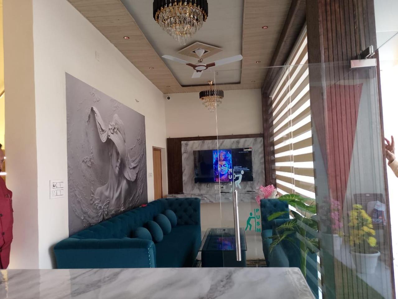 Hotel Lr Delite Inn Mathura Zewnętrze zdjęcie
