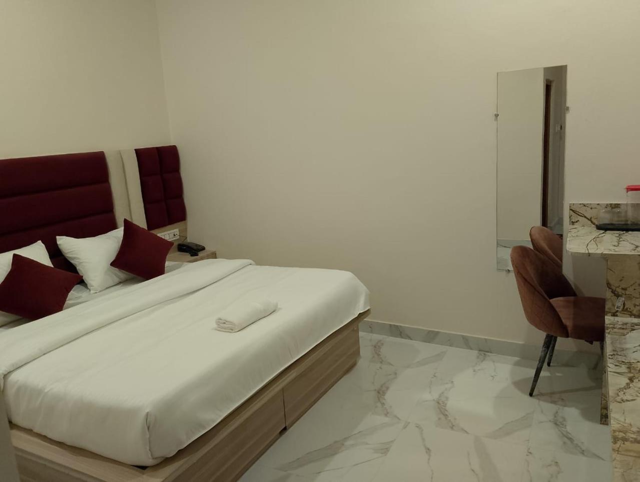 Hotel Lr Delite Inn Mathura Zewnętrze zdjęcie